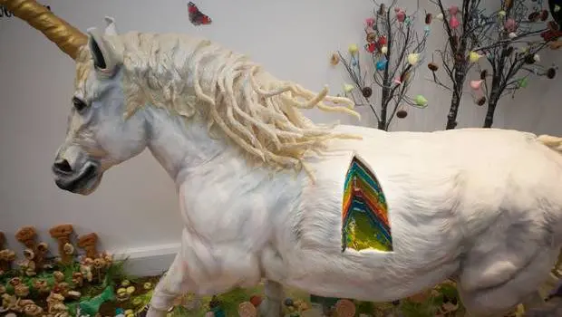 Juste une licorne taille réelle faite en gâteau arc-en-ciel - YZGeneration