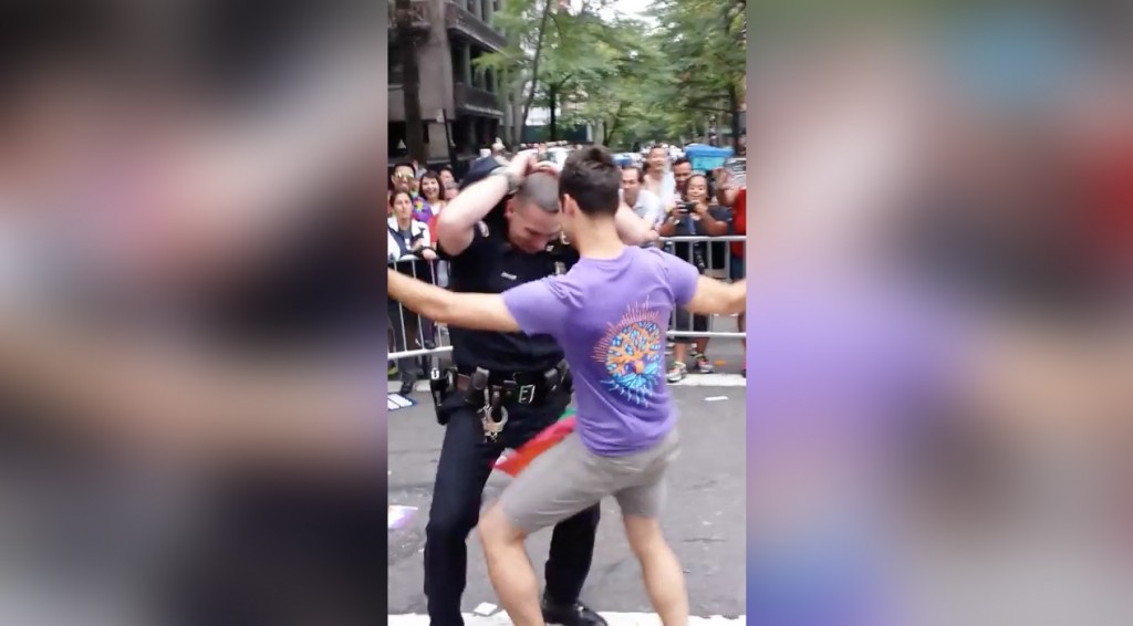 Gay Pride Quand Un Policier De New York City Se Joint La Foule
